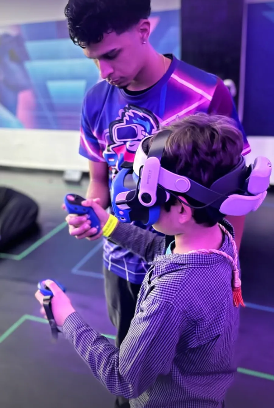 Niño jugando realidad virtual con atención del equipo PlayPana OX