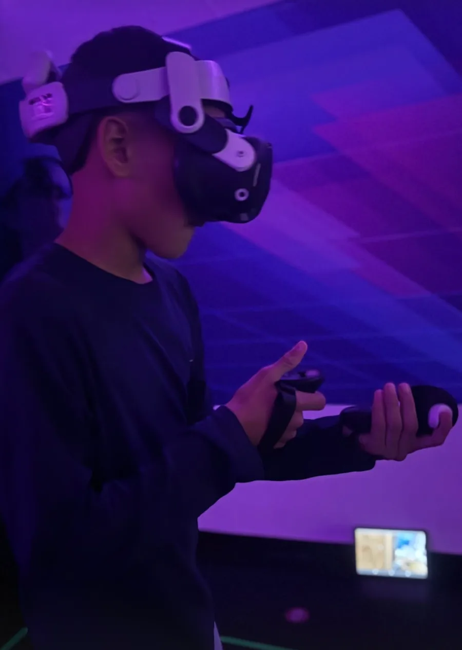 Jugador usando visor y controles en una experiencia VR
