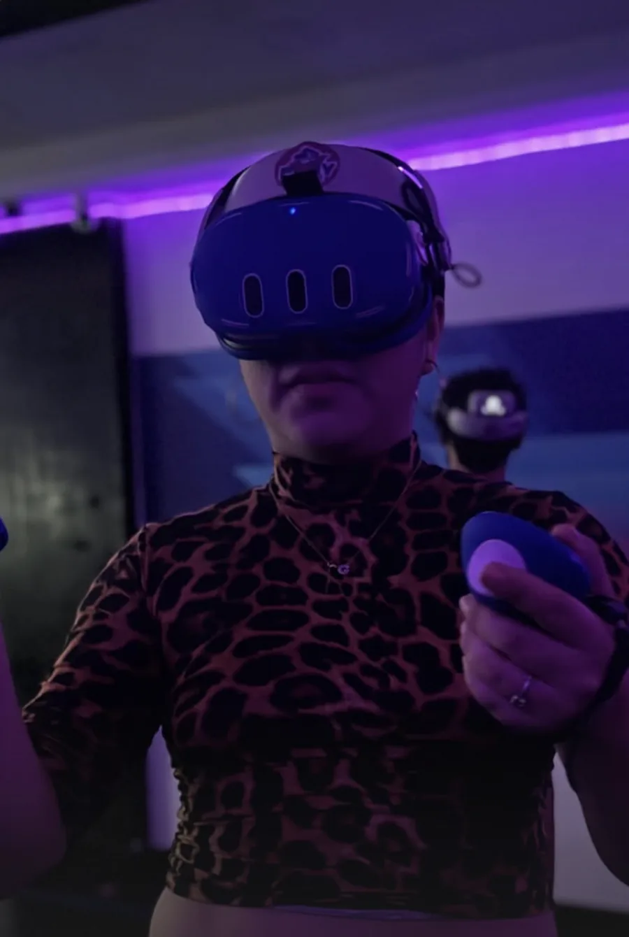 Visitante jugando con visor de realidad virtual en PlayPana OX